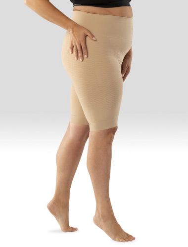 Close up image of a lady wearing her new Juzo Sensation compression biker shorts that are made for lipedema. In the color beige.