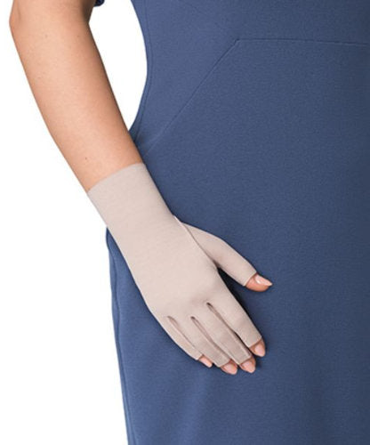 Lady wearing her Jobst Bella Lite 15-20 mmHg compression glove in the color beige.