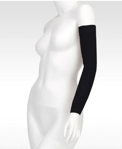Display showcasing the Juzo Soft Arm Sleeve with Silicone Dot Band in the color Black 2001CGRSB10