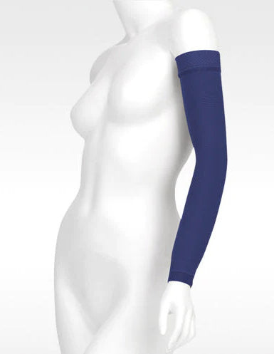 Display showcasing the Juzo Soft Arm Sleeve with Silicone Dot Band in the color Navy