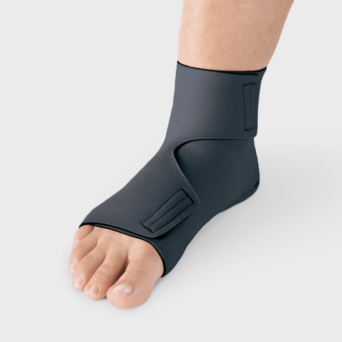 Person wearing the Lohmann & Rauscher ReadyWrap Foot in the color black.