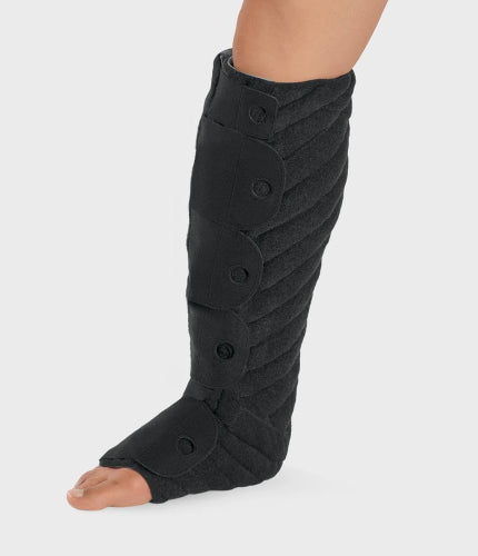 Person wearing the Solaris Tribute Wrap below knee in the color black