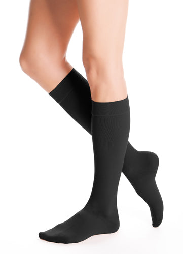 Lady wearing her Duomed Advantage 30-40 mmHg Compression Stockings in the color Black
