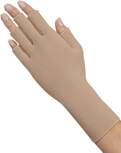 Lady wearing her Juzo Expert Flat Knit 20-30 mmHg Compression Glove wit Finger Stubs in the color Beige 3021ACFS