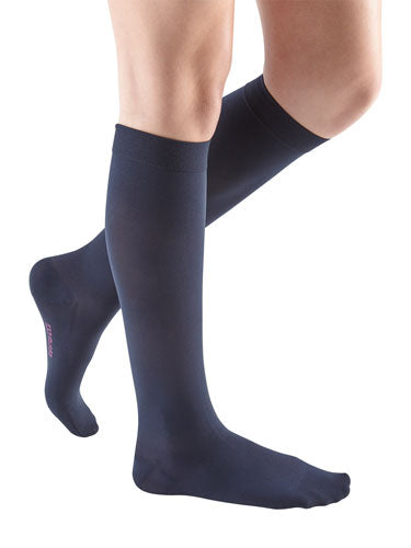 Female leg showcasing the Mediven Comfort Closed Toe Knee High in the color Navy